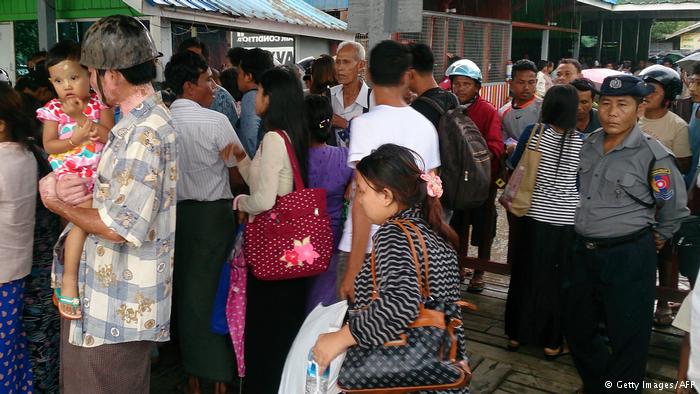 Myanmar die Zivilbevölkerung flieht vom bewaffneten Konfilkt in Maungdaw (Getty Images/AFP)