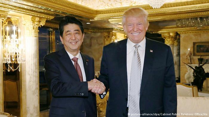 USA Treffen Donald Trump und Shinzo Abe (picture-alliance/dpa/Cabinet Public Relations Office/Ho)