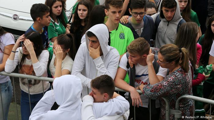 Brasilien Fans of Chapecoense soccer team are pictured in front of the Arena Conda stadium in Chapeco (Reuters/P. Whitaker)