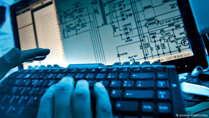 Wachsende Gefahr von Hacker-Angriffen (picture-alliance/dpa)