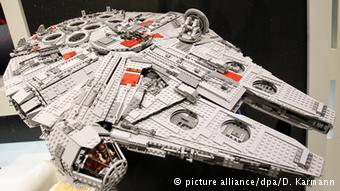 Deutschland Star Wars Lego Falcon (picture alliance/dpa/D. Karmann)