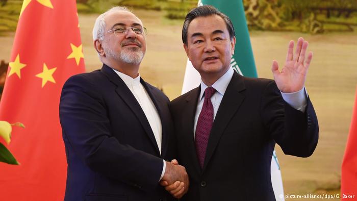 China Iran Mohammad Javad Zarif und Wang Yi in Peking (picture-alliance/dpa/G. Baker)