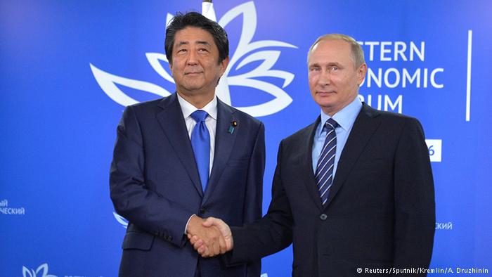 Russland Japan Wladimir Putin und Premierminister Shinzo Abe in Wladiwostok (Reuters/Sputnik/Kremlin/A. Druzhinin)