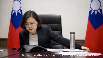 Taiwan Präsidentin Tsai Ing-wen bekommt Telefonat von Donald Trump (picture-alliance/dpa/Office Of The President Of Taiwan)