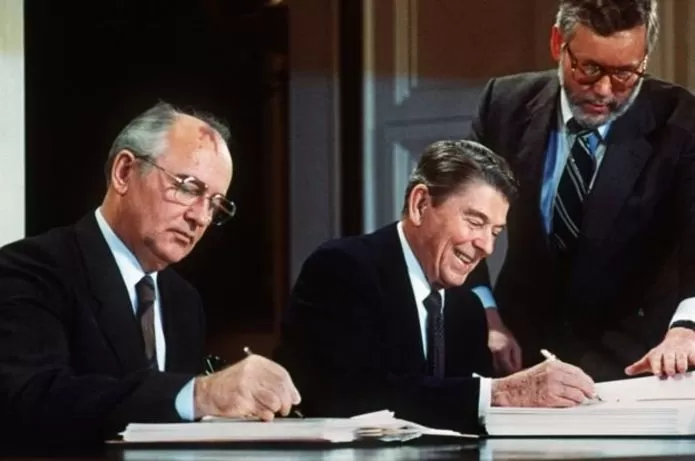 1987年戈尔巴乔夫和当时的美国总统里根签署了一项关键的核裁军条约
