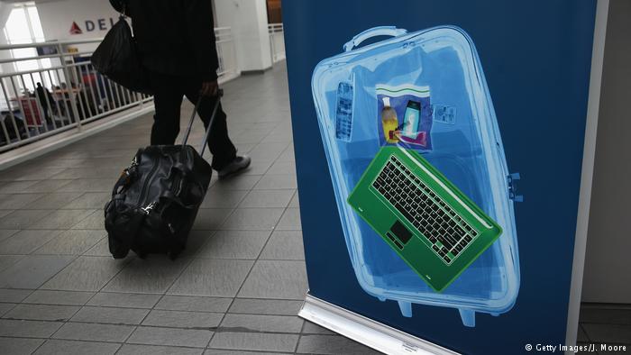 Flughafen Laptopverbot Symbolbild (Getty Images/J. Moore)