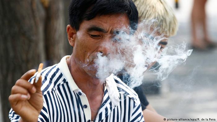 China Raucher Rauchen Gesundheit Weltnichtrauchertag (picture-alliance/epa/R. de la Pena)