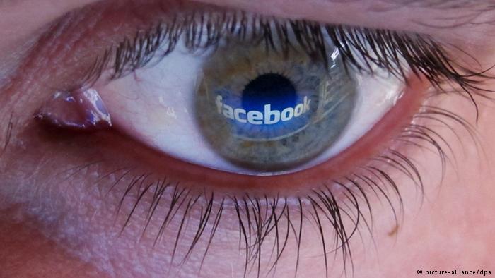 Gesichtserkennung Der Schriftzug Facebook spiegelt sich auf dem Auge eines Mannes (picture-alliance/dpa)