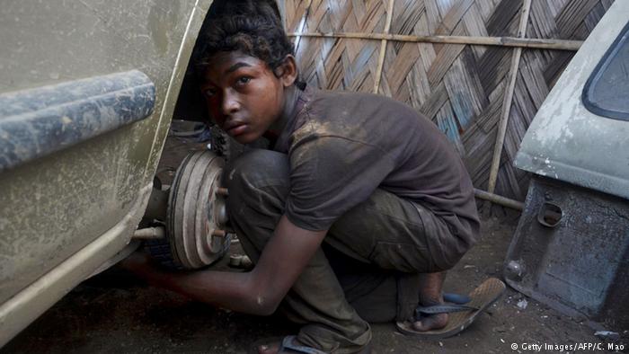 Indien Kinderarbeit Junge KFZ-Mechanker (Getty Images/AFP/C. Mao)