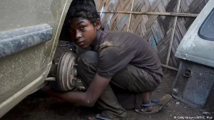 Indien Kinderarbeit Junge KFZ-Mechanker (Getty Images/AFP/C. Mao)