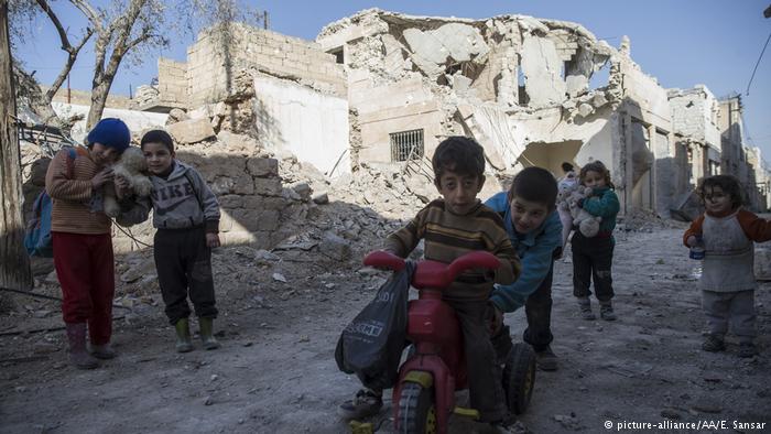 Syrien Kinder im Krieg in Aleppo (picture-alliance/AA/E. Sansar)