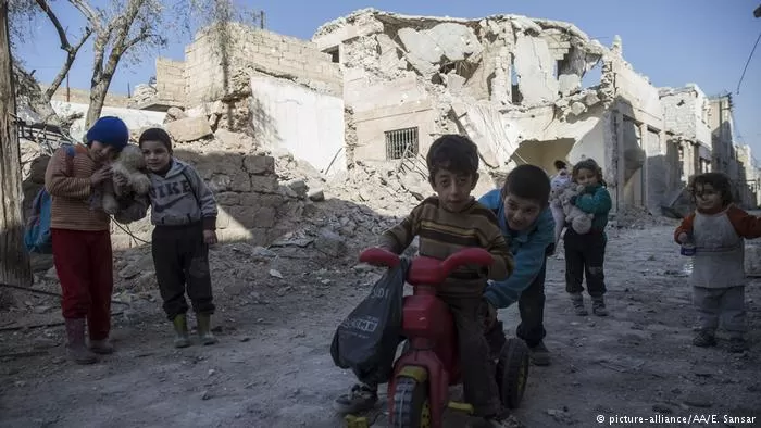 Syrien Kinder im Krieg in Aleppo (picture-alliance/AA/E. Sansar)