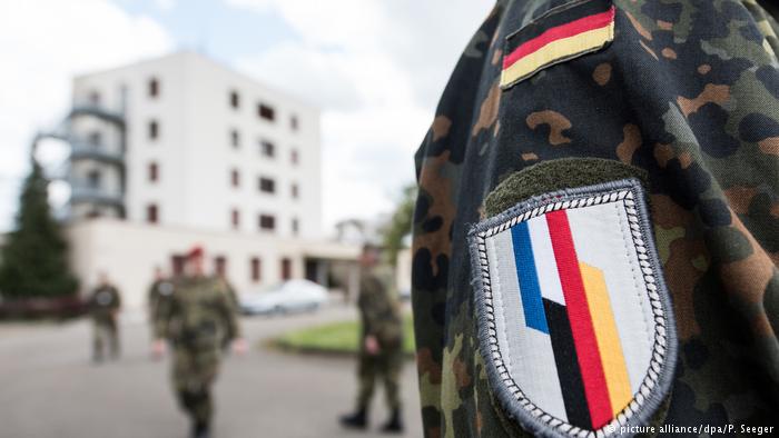 Bundesverteidigungsministerin von der Leyen in Illkirch (picture alliance/dpa/P. Seeger)