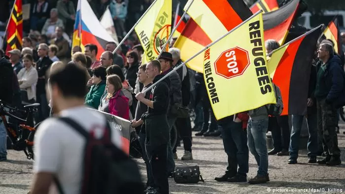 Deutschland Pegida-Demo in Dresden (picture-alliance/dpa/O. Killing)