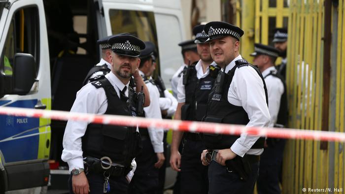 London Polizisten im Einsatz nach Anschlag (Reuters/N. Hall)