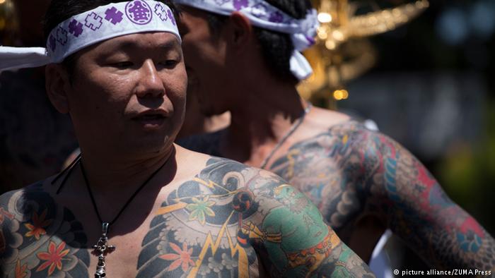 Japan Yakuza Mitglieder zeigen ihre Tattoos beim Sanja Matsuri Fest in Tokyo (picture alliance/ZUMA Press)