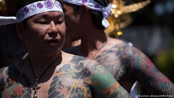 Japan Yakuza Mitglieder zeigen ihre Tattoos beim Sanja Matsuri Fest in Tokyo (picture alliance/ZUMA Press)