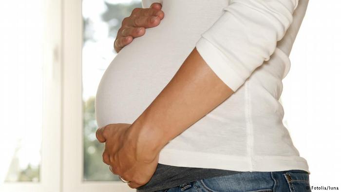 Symbolbild schwangere Frau eine Schwangere Baby Babybauch PID Schwangerschaft (Fotolia/luna)