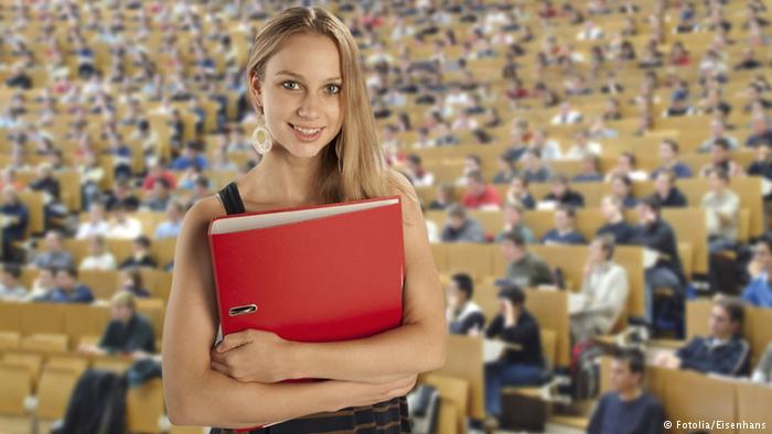 Symbolbild Studentin im Hörsaal einer Universität (Fotolia/Eisenhans)