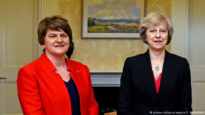 Arlene Foster, Parteichefin der nordirischen DUP und Theresa May (picture-alliance/empics/C. McQuillan)