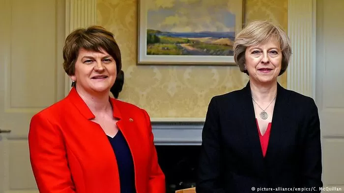 Arlene Foster, Parteichefin der nordirischen DUP und Theresa May (picture-alliance/empics/C. McQuillan)