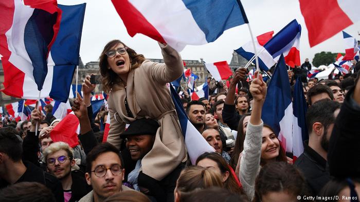 Frankreich Unterstützer von Emmanuel Macron feiern nach der zweiten Runde der französischen Präsidentschaftswahlen 2017 (Getty Images/D. Ramos)