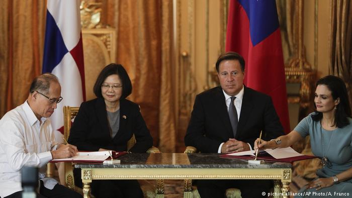 Taiwan Panama Präsidentin Tsai Ing-wen Präsident Juan Carlos Varela in Panama Stadt, David Lee Ta-wei, Isabel de Saint Malo (picture alliance/AP Photo/A. Franco)