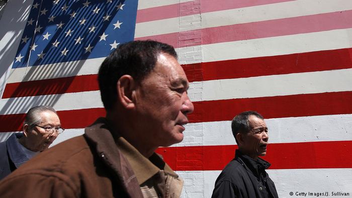 Symbolfoto Fahnen USA und China (Getty Images/J. Sullivan)