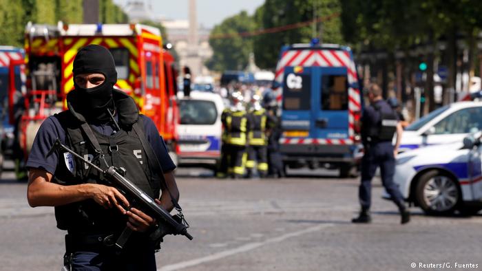 Frankreich Polizei Großeinsatz auf den Champs-Elysées in Paris (Reuters/G. Fuentes)