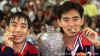 Tischtennis WM 1999 Linghui Kong & Guoliang Liu (picture-alliance/dpa/J. Juinen)