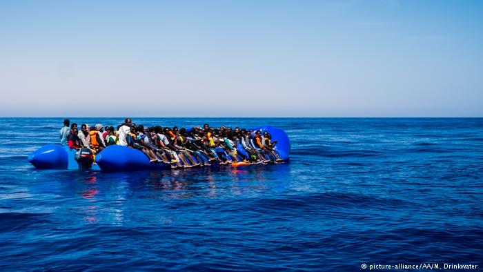 Libyen spanische Patrouille überwacht Flüchlingsboot für eine Rettungsaktion (picture-alliance/AA/M. Drinkwater )