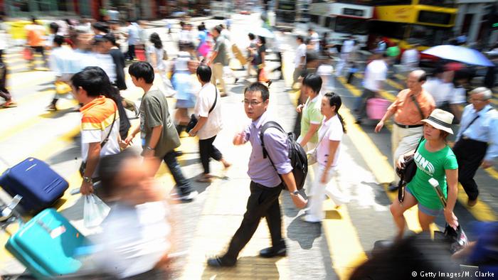 Symbolbild - Menschen in Hong Kong (Getty Images/M. Clarke)