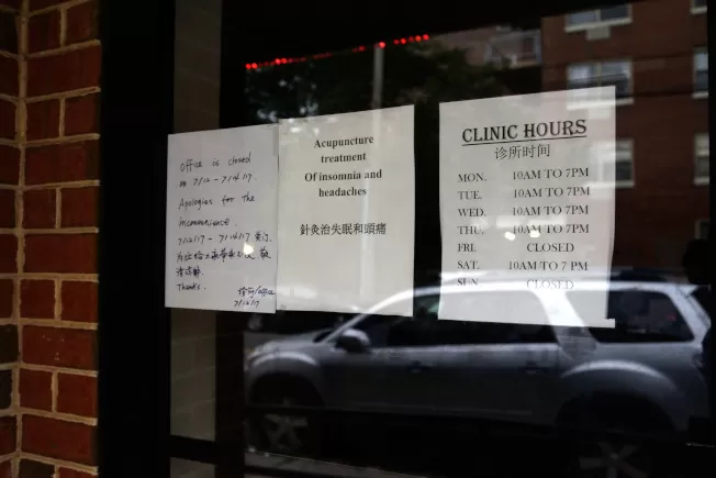 章晓良位于艾姆赫斯特的诊所13日未营业，门口告示写着7月12日到14日关门。(记者朱泽人／摄影)