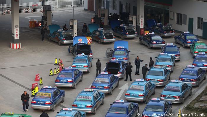 China Taxi-Schlange vor Tankstelle (picture-alliance/dpa/Chinafotopress/J. Dongliu)