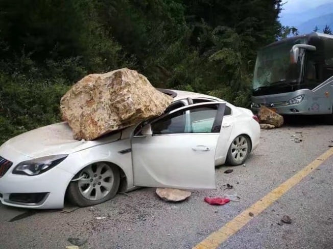 四川九寨沟道路上大小车辆被坍塌落石砸中，多人伤亡。 (图片来源／四川电视台)