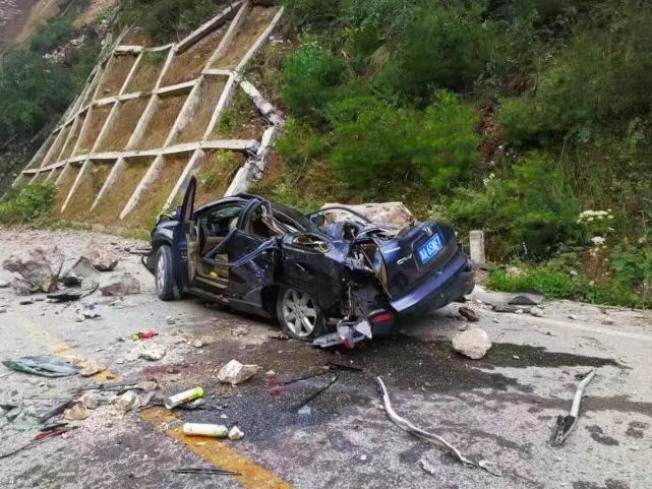 四川九寨沟道路上大小车辆被坍塌落石砸中，多人伤亡。 (图片来源／四川电视台)