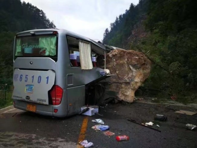 四川九寨沟道路上大小车辆被坍塌落石砸中，多人伤亡。 (图片来源／四川电视台)