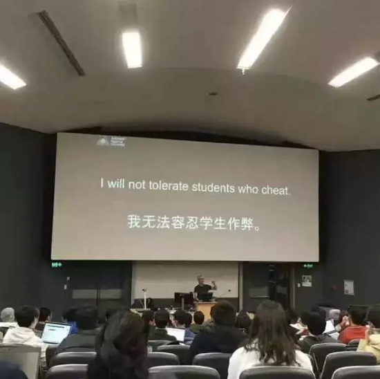 澳洲国立大学一名大学老师讲课时，在屏幕上用中文写出「我无法容忍学生作弊」的字样，引起了中国学生的不满。 （取材自海外网）