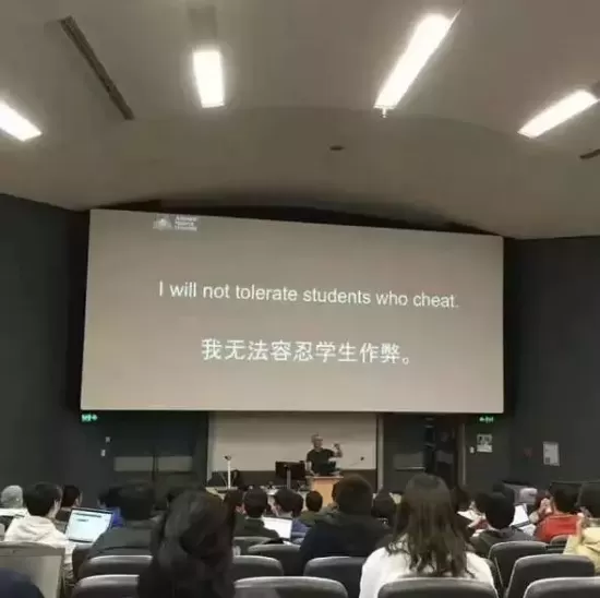 澳洲国立大学一名大学老师讲课时，在屏幕上用中文写出「我无法容忍学生作弊」的字样，引起了中国学生的不满。 （取材自海外网）