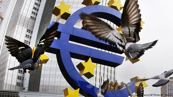 Euro Symbol Frankfurt (picture alliance/AP Photo/M. Probst)