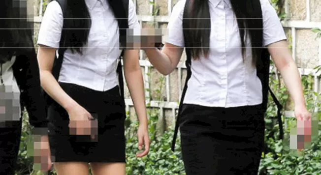 近年来，韩国女高中制服有越来越紧身的趋势，甚至有高中的女制服上衣版型小到只有8岁童装的尺寸。图／撷自朝鲜日报