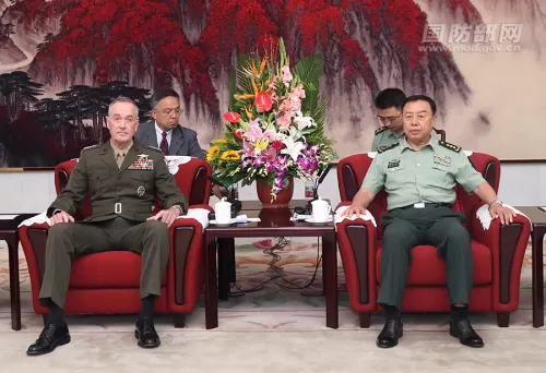 8月17日上午，中央军委副主席范长龙在八一大楼会见了来访的美军参联会主席邓福德。李晓伟摄