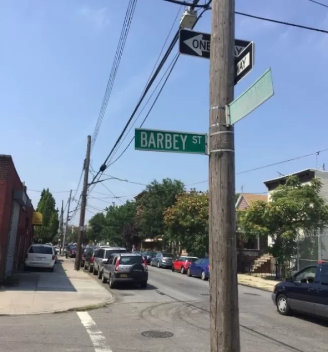伍惠平在布碌仑东纽约Glenmore大道交Barbey街附近遭遇抢劫。(记者黄伊奕／摄影)