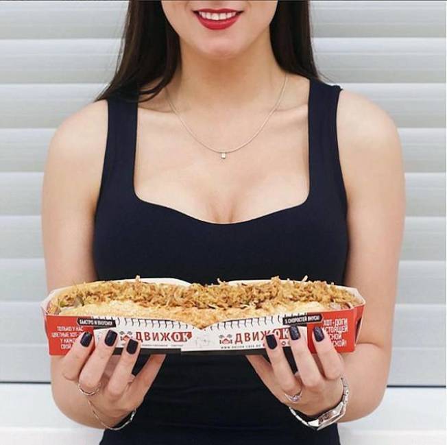 俄羅斯速食店「Dvijok」推出「罩杯愈大折扣愈多」的優惠活動。圖擷自Dailymail