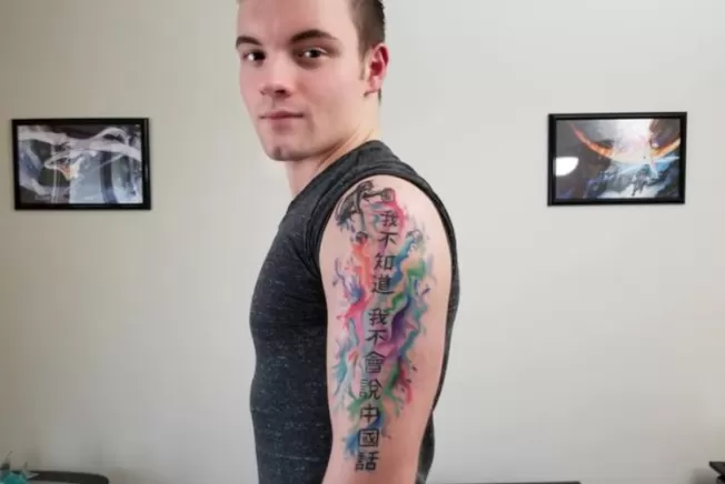 19岁的威廉斯（Cody Williams）手臂上竟然刺了“我不知道 我不会说中国语”。图／翻摄自脸书