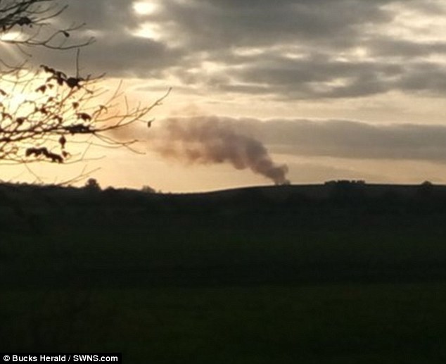 英发生直升机与飞机空中相撞意外。图取自Dailymail