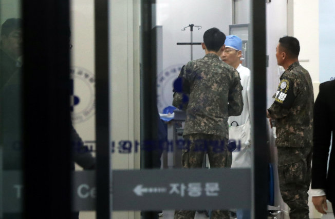 北韩军人叛逃中枪，正在韩国水原市医院治疗。图为韩国军方与医师讨论病情。（路透）