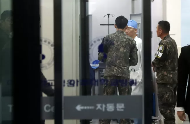北韩军人叛逃中枪，正在韩国水原市医院治疗。图为韩国军方与医师讨论病情。（路透）