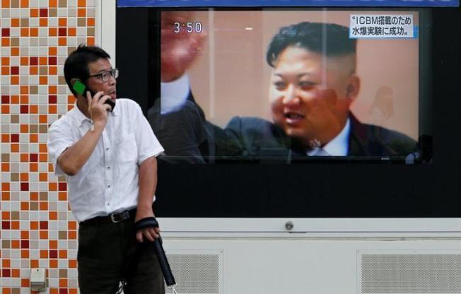 韩国统一部28日示警，北韩恐在一年内宣布完成核力量。路透