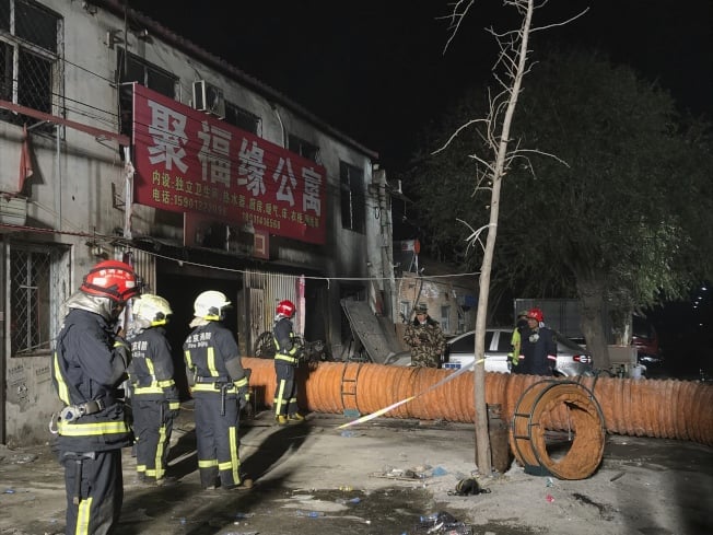 图为北京大兴区新建村18日发生大火，消防员在清理现场。(新华社)